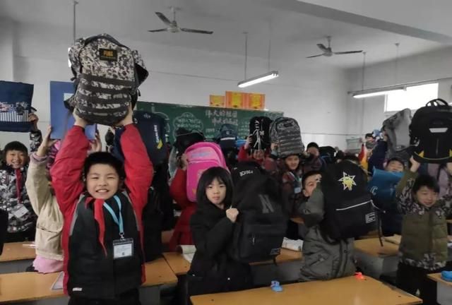 书包里面装的什么图15