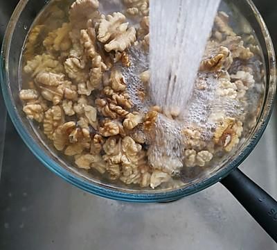 核桃仁用烤箱怎么做好吃(五香核桃仁烤箱做法)图6