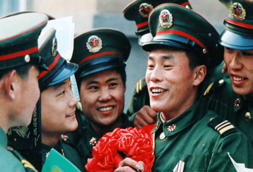 29年前，那个勇斗歹徒身中14刀的徐洪刚，今已年过五旬仍戍边卫国