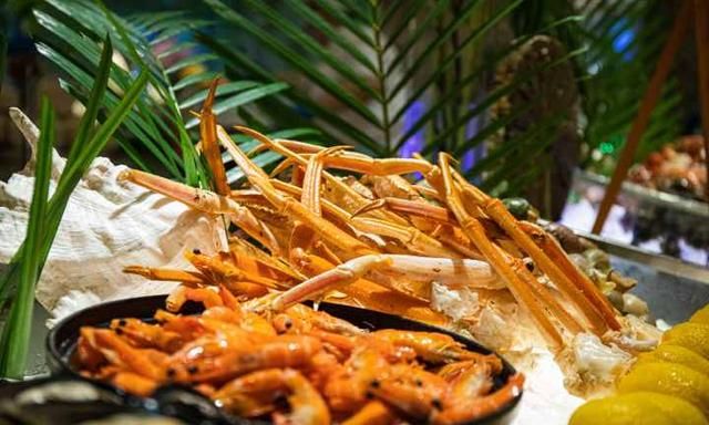 杭州这家自助餐厅竟然能吃到大排档现点现炒的活海鲜 还有膏满肉肥的东海梭子蟹任点畅吃