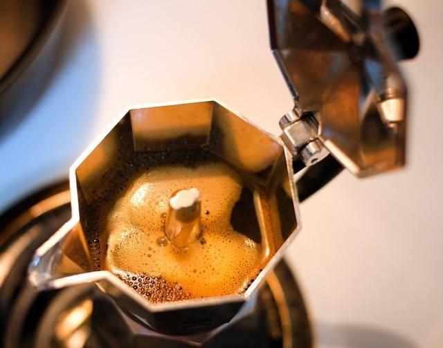 意式咖啡好还是手冲咖啡好喝 意式机和手冲咖啡哪个难