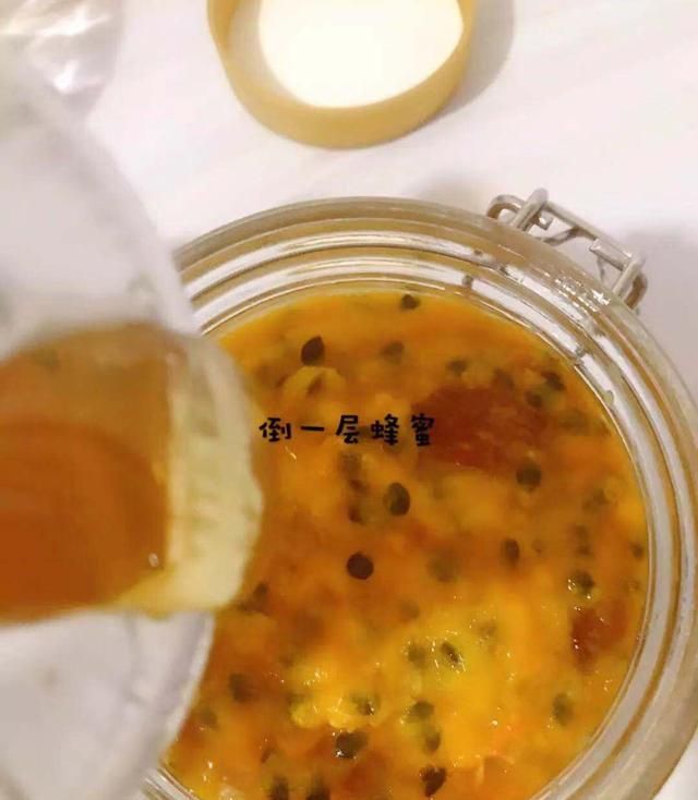 百香果冰糖蜂蜜水的做法推荐给大家，简单又好喝，快学习一下吧！图7
