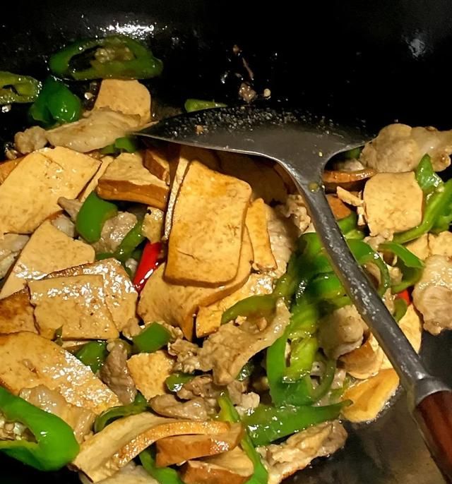 青椒香干炒肉的家常做法,青椒香干炒肉的正宗做法图1