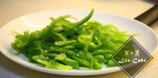 青椒香干炒肉的家常做法,青椒香干炒肉的正宗做法图6