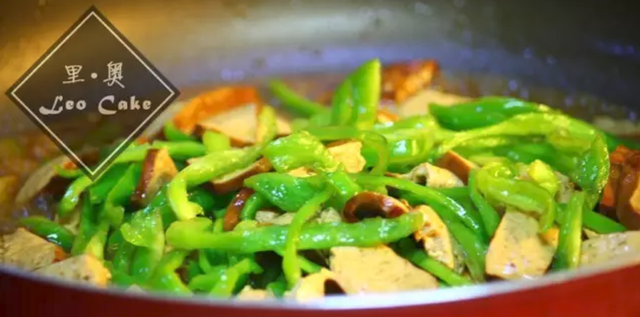 青椒香干炒肉的家常做法,青椒香干炒肉的正宗做法图10