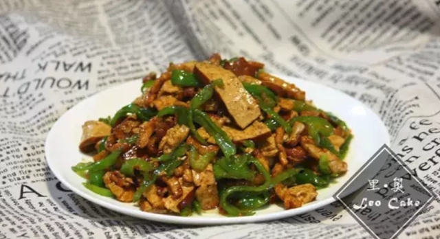 青椒香干炒肉的家常做法,青椒香干炒肉的正宗做法图11