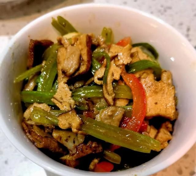 青椒香干炒肉的家常做法,青椒香干炒肉的正宗做法图12