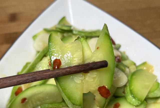 素炒西葫芦怎么炒好吃又简单(素炒西葫芦和西红柿怎么炒才好吃)图1