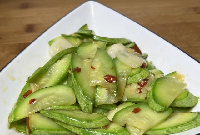 素炒西葫芦怎么炒好吃又简单(素炒西葫芦和西红柿怎么炒才好吃)图2