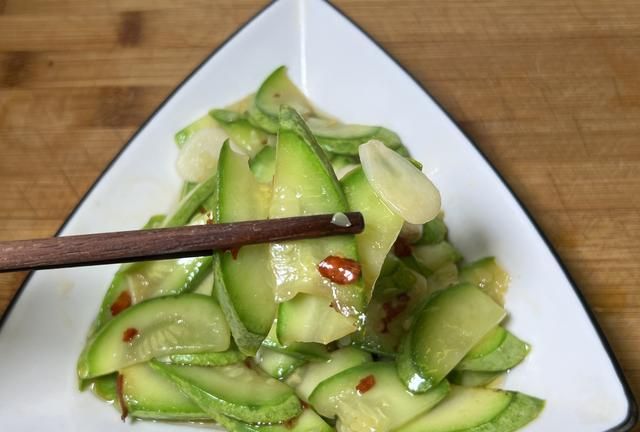 素炒西葫芦怎么炒好吃又简单(素炒西葫芦和西红柿怎么炒才好吃)图3