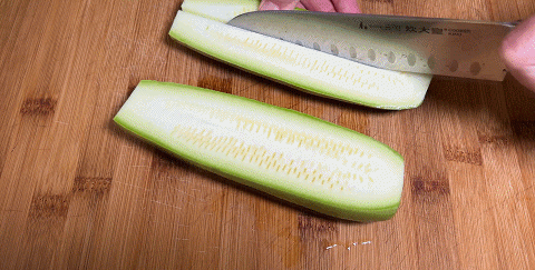 素炒西葫芦怎么炒好吃又简单(素炒西葫芦和西红柿怎么炒才好吃)图4