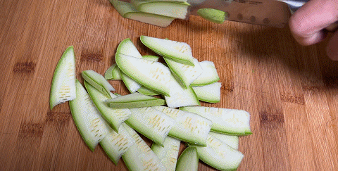 素炒西葫芦怎么炒好吃又简单(素炒西葫芦和西红柿怎么炒才好吃)图5