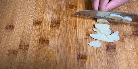 素炒西葫芦怎么炒好吃又简单(素炒西葫芦和西红柿怎么炒才好吃)图6