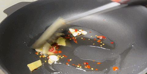 素炒西葫芦怎么炒好吃又简单(素炒西葫芦和西红柿怎么炒才好吃)图7