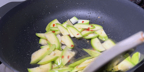 素炒西葫芦怎么炒好吃又简单(素炒西葫芦和西红柿怎么炒才好吃)图8