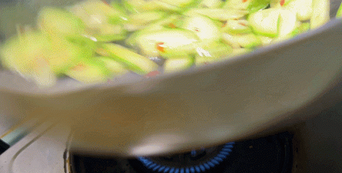 素炒西葫芦怎么炒好吃又简单(素炒西葫芦和西红柿怎么炒才好吃)图9