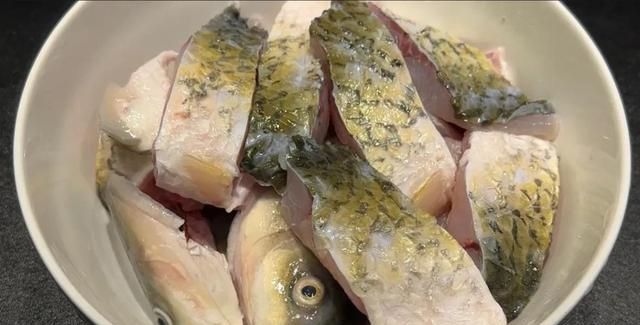 无论腌什么鱼，千万不要放盐或料酒腌制，大厨教你一招，鲜嫩美味图1