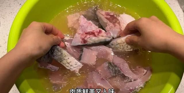 无论腌什么鱼，千万不要放盐或料酒腌制，大厨教你一招，鲜嫩美味图2