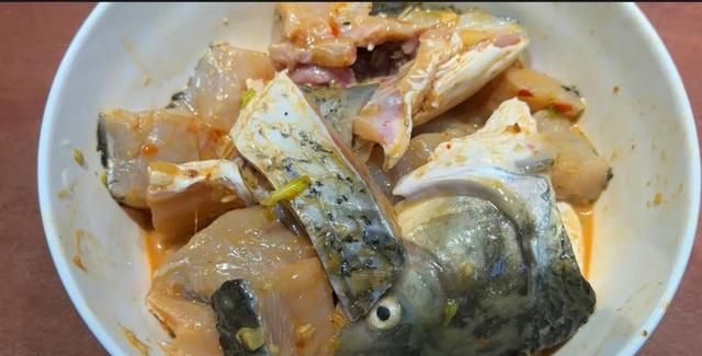 无论腌什么鱼，千万不要放盐或料酒腌制，大厨教你一招，鲜嫩美味图10