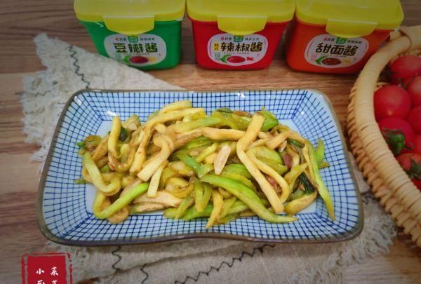 豆瓣酱炒茄条的做法(炒茄条郫县豆瓣酱)图1