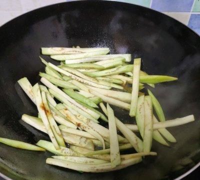 豆瓣酱炒茄条的做法(炒茄条郫县豆瓣酱)图8