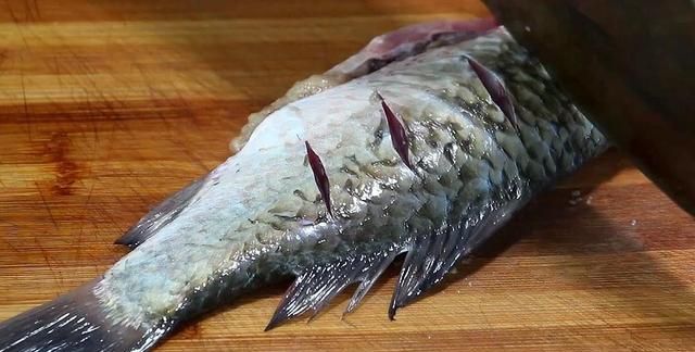 鱼不粘锅不破皮做法(煎煮鱼不粘锅不破皮的正确做法)图3