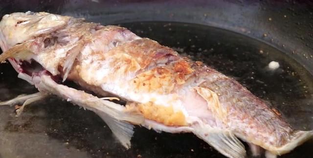 鱼不粘锅不破皮做法(煎煮鱼不粘锅不破皮的正确做法)图6