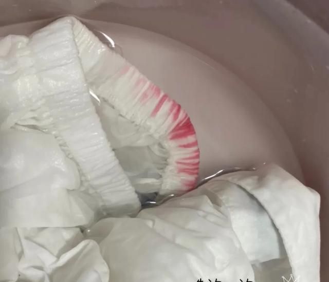 衣服上的油渍怎么能洗净 衣服上的猪油渍怎么洗得最彻底