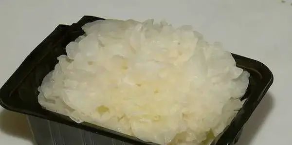 鲜银耳发霉仍在出售,欧尚超市:霉菌部分挖掉不影响食用,蔬菜没有保质期!图1