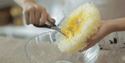 鲜银耳发霉仍在出售,欧尚超市:霉菌部分挖掉不影响食用,蔬菜没有保质期!图5