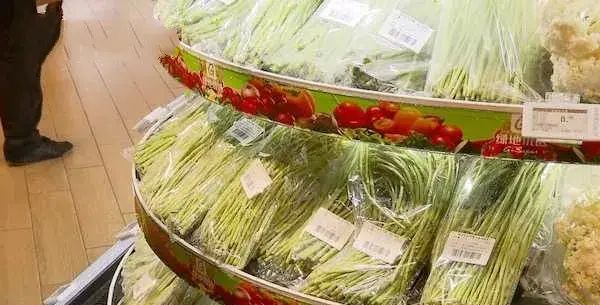 鲜银耳发霉仍在出售,欧尚超市:霉菌部分挖掉不影响食用,蔬菜没有保质期!图7