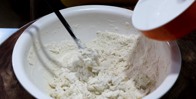 烙死面饼怎么和面擀时不缩图5