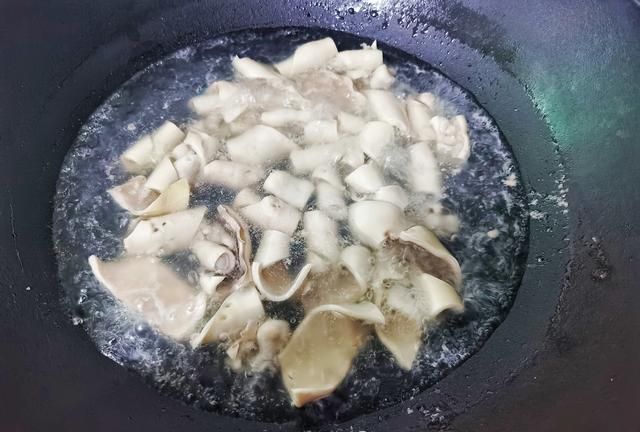 炒春笋到底要不要焯水,炒春笋别只知道焯水多加2个步骤图9