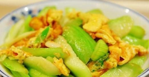 炒丝瓜焯水还是直接炒,虾仁炒丝瓜的做法丝瓜焯水图2