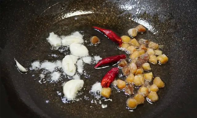 炒丝瓜焯水还是直接炒,虾仁炒丝瓜的做法丝瓜焯水图4