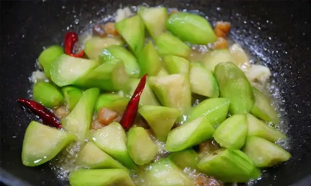 炒丝瓜焯水还是直接炒,虾仁炒丝瓜的做法丝瓜焯水图5