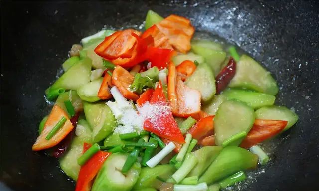 炒丝瓜焯水还是直接炒,虾仁炒丝瓜的做法丝瓜焯水图6