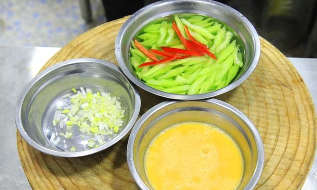 芹菜除了炒肉还怎么烧好吃,芹菜素菜包子馅的做法大全窍门图2