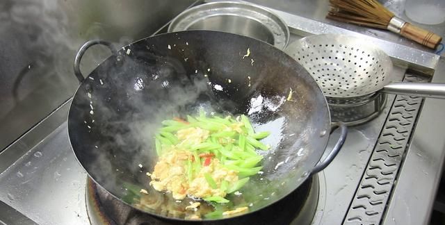 芹菜除了炒肉还怎么烧好吃,芹菜素菜包子馅的做法大全窍门图4