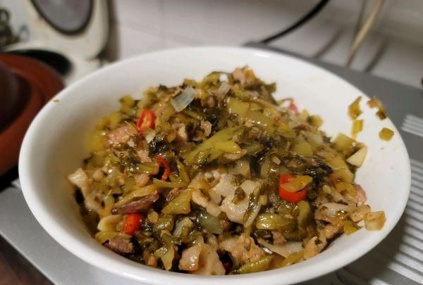 酸菜炒肉比卖的还好吃,简单易做味道棒的图1
