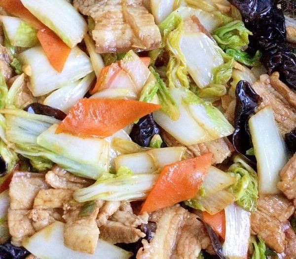 超下饭的五花肉炒白菜一学就会 五花肉炒白菜杆子怎么炒好吃