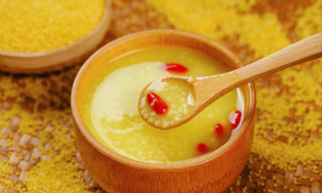 煮小米粥粘稠只需放一样东西 熬过米油的小米粥还能再加水熬吗