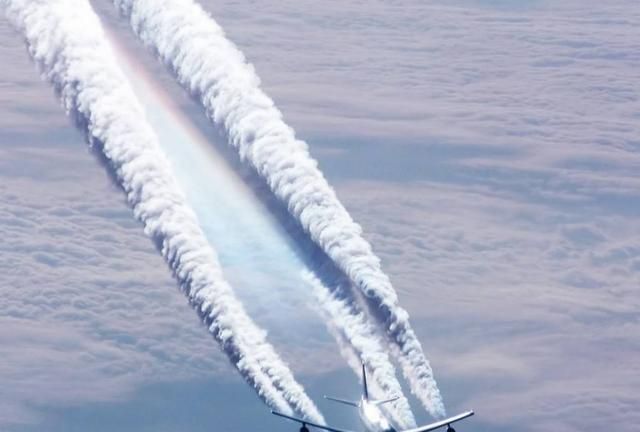 为何有的飞机在天空飞过会留下长龙般的云彩