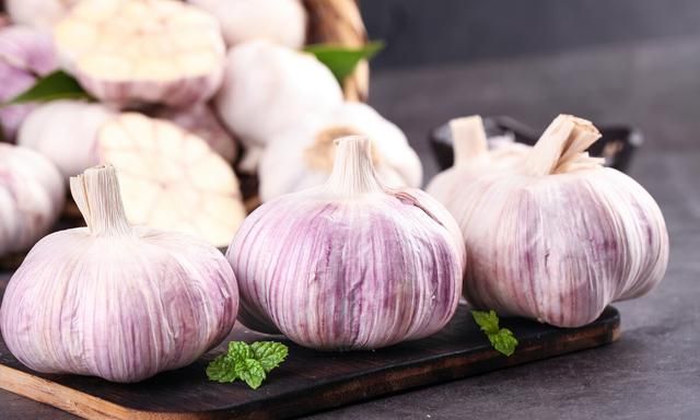 鸡蛋为什么捏不碎原理 生鸡蛋还是熟鸡蛋捏不碎