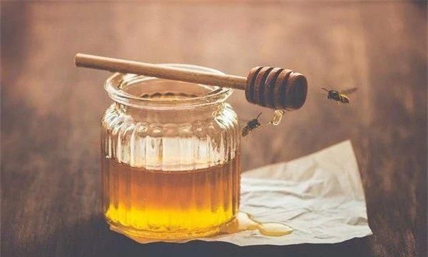 蜂蜜倒入水中为什么会沉底