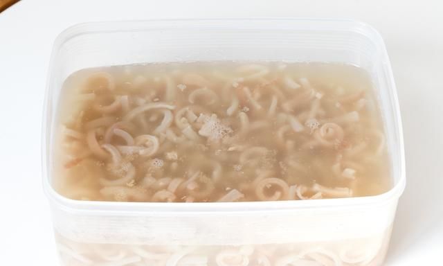 怎样熬皮冻又透明又好吃(家庭自制皮冻的做法大全窍门)图8