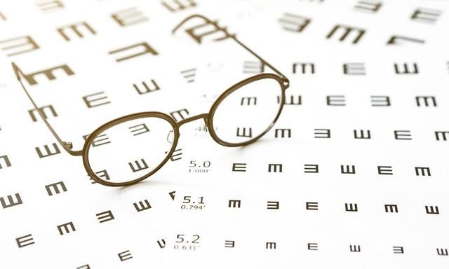 配眼镜为什么要散瞳验光,已散瞳验光的少年配眼镜图3