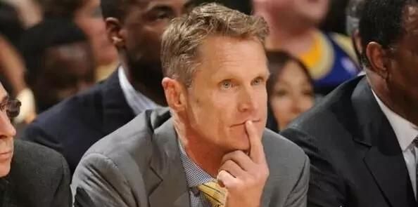 西决比赛中，勇士教练科尔为什么宁可派上没有经验的乔丹贝尔，也不用奇兵麦基图1