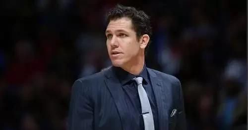 西决比赛中，勇士教练科尔为什么宁可派上没有经验的乔丹贝尔，也不用奇兵麦基图2