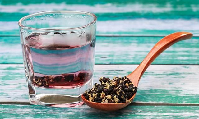 黑枸杞用100度开水冲泡几分钟变色